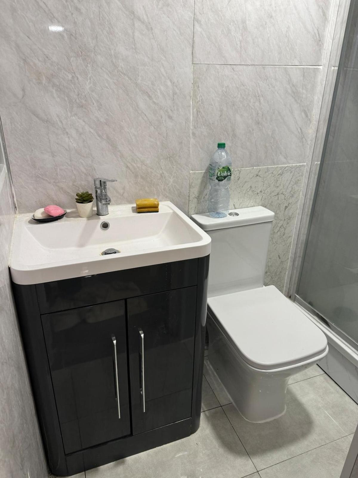 Flat Very Close To Lhr Apartment Staines-upon-Thames