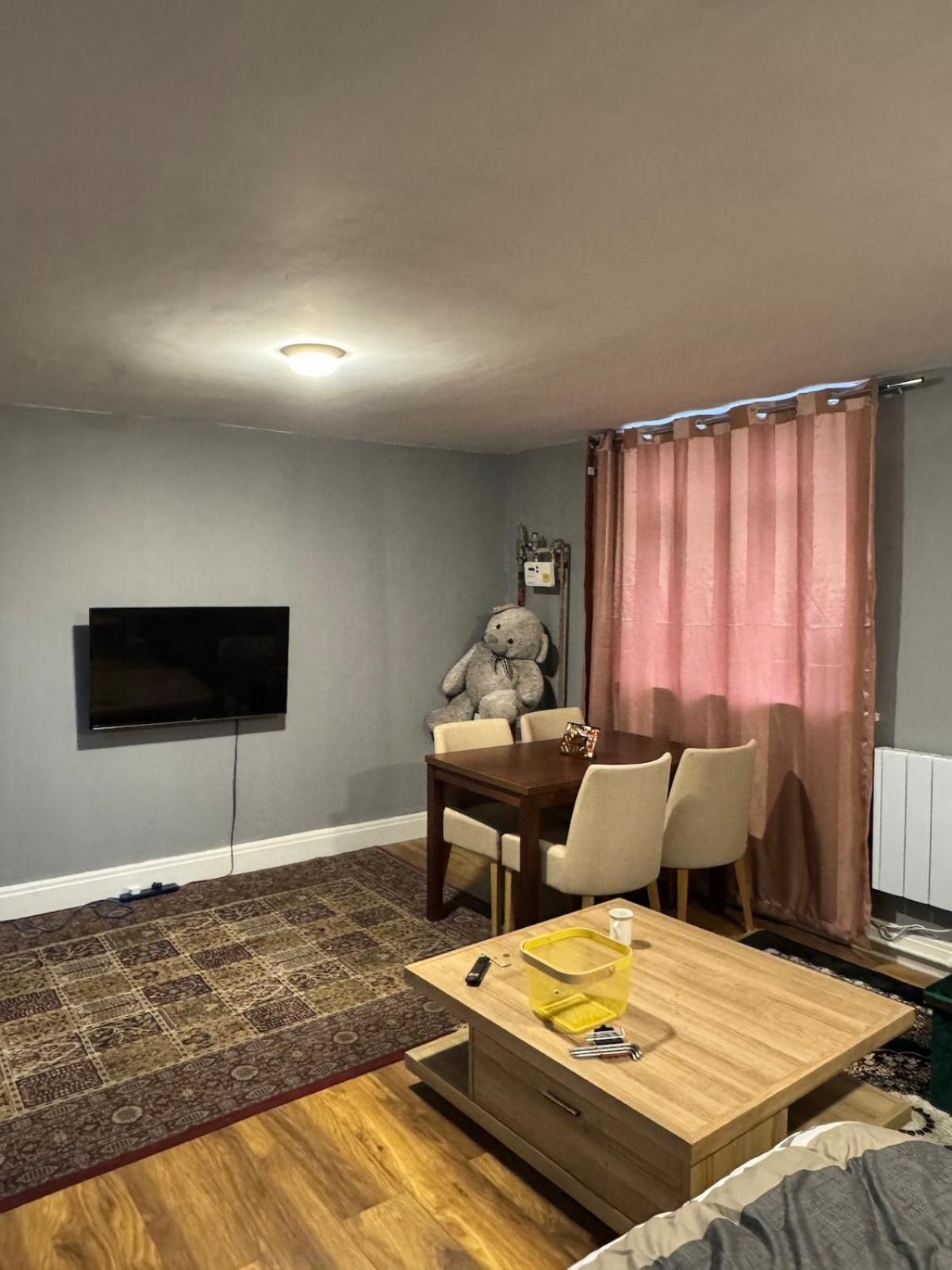 Flat Very Close To Lhr * Staines-upon-Thames