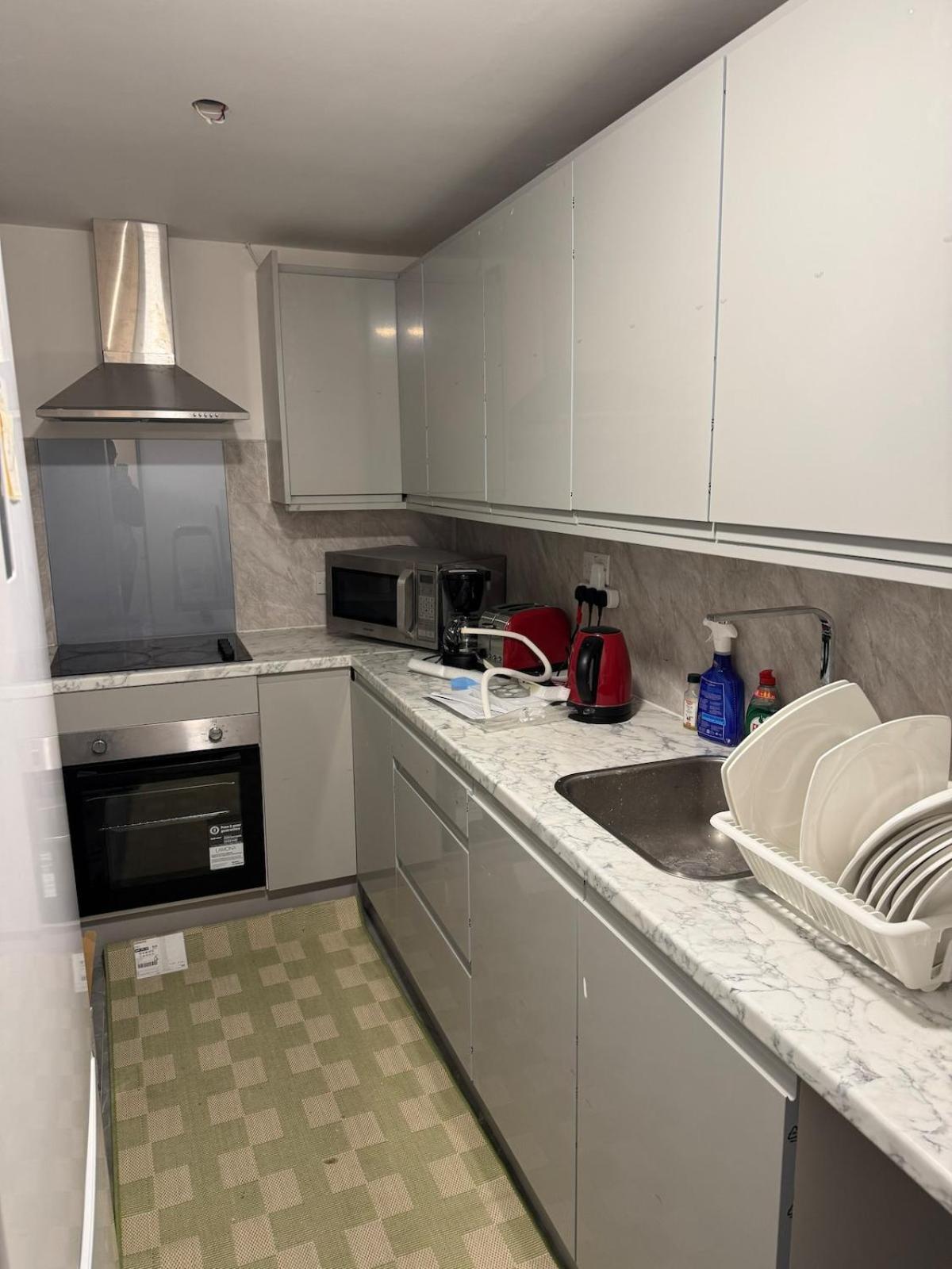 Flat Very Close To Lhr Apartment *